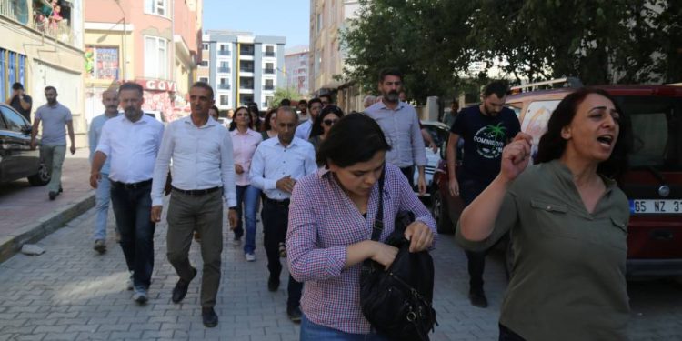 Li Wanê polîsên dagirker êrîşî Gel û wekîlên HDP’yî kirin