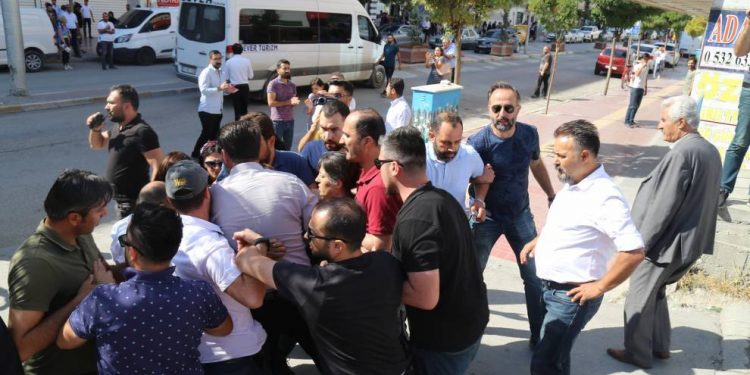 Li Wanê polîsên dagirker êrîşî Gel û wekîlên HDP’yî kirin