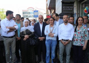 Li Wanê berxwedana li dijî qeyûmê di roja 13’emîn deye: AKP û MHP her roja diçe dihele