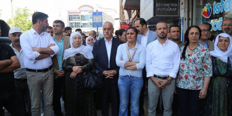 Li Wanê berxwedana li dijî qeyûmê di roja 13’emîn deye: AKP û MHP her roja diçe dihele