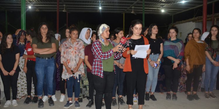 Tevgera Jinên Ciwan ya Mexmûrê şehîdên fermana li Şengalê bibîr anî