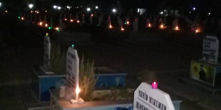 Ciwanên Qamişlo li Pakrewangeha Delîl Sarûxan mûm pêxistin