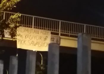 Ji Ciwanên Welatparêz pankarta “Fermandar Egîd jiyan dike, PKK şer dike”