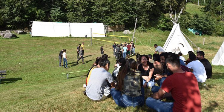 Ciwanên Kurd di kampa Havînî ya Ewropayê de hatin ba hev