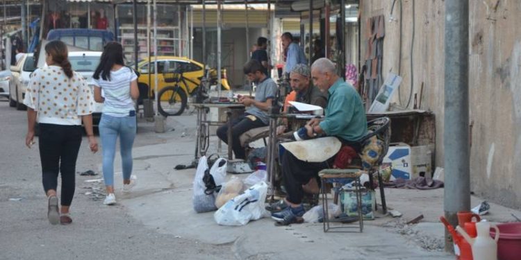 Ciwanan li Mexmûrê li ser dorpêçê belavok belav kirin