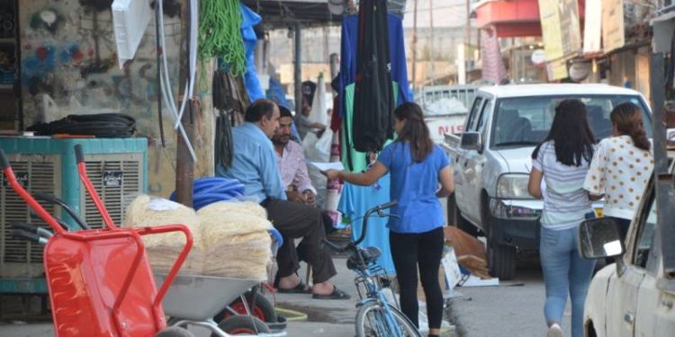 Ciwanan li Mexmûrê li ser dorpêçê belavok belav kirin