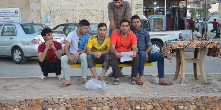 Ciwanan li Mexmûrê li ser dorpêçê belavok belav kirin