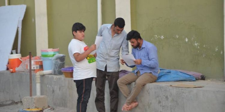 Ciwanan li Mexmûrê li ser dorpêçê belavok belav kirin