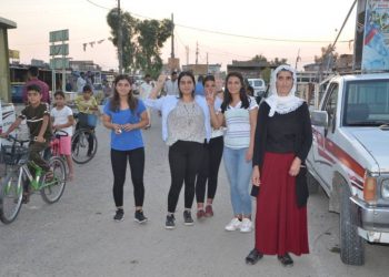 Ciwanan li Mexmûrê li ser dorpêçê belavok belav kirin