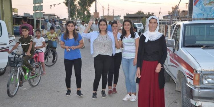 Ciwanan li Mexmûrê li ser dorpêçê belavok belav kirin