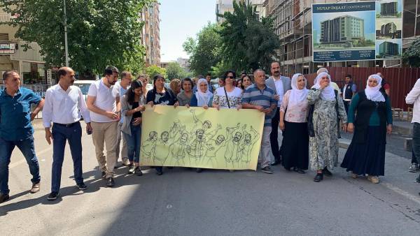 Berxwedana li Amedê di roja 20’an de didome