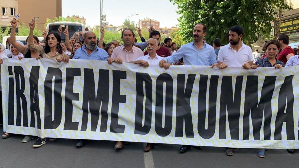 Berxwedana Amedê di roja 23’yan de ye: Li dijî qeyûman serî hilde!