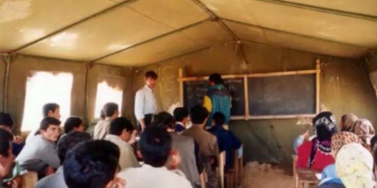 Xwendekarên Mexmûrê bê dibistan in!