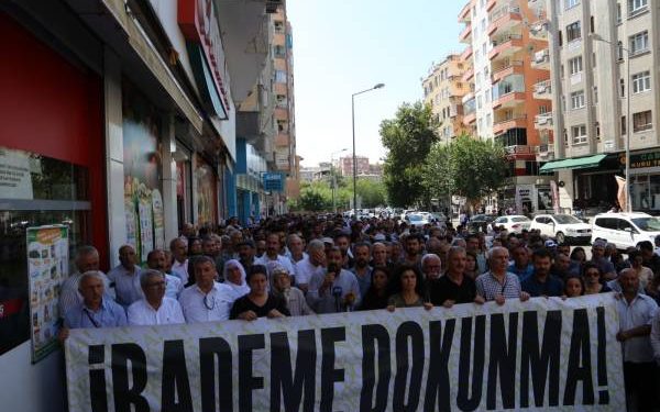 Berxwedana dijî qeyûman li Amedê: Tu kes nikare me!