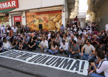 Berxwedana dijî qeyûman li Amedê: Tu kes nikare me!