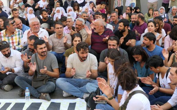 Berxwedana dijî qeyûman li Amedê: Tu kes nikare me!