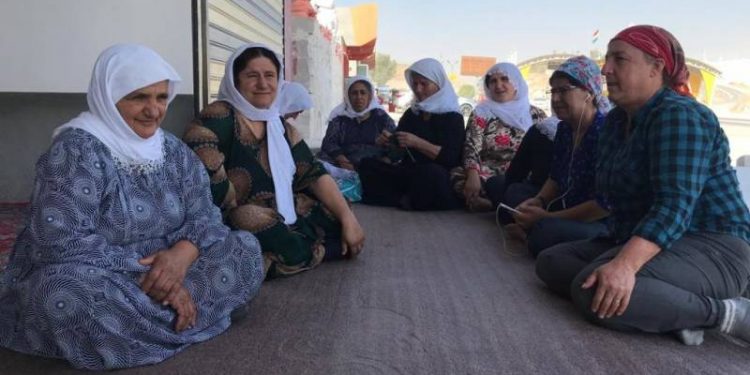 Çalakiya dayikên Mexmûrê ya dijî dorpêçê didome