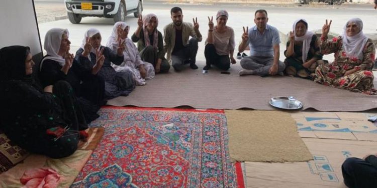 Nasir Yagiz û Herêm Mehmûd serdana çalakiya dayikên Mexmûrê kirin