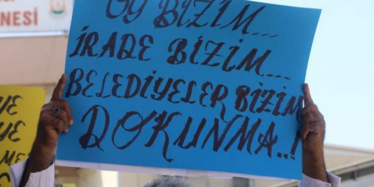 Li gelek bajaran darbeya qeyûm hate protestokirin