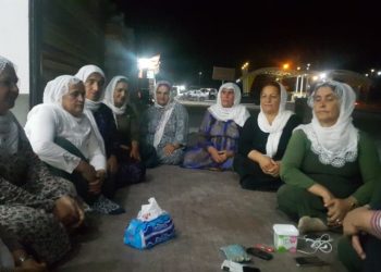 Dayikên Aştiyê yên Mexmûrê 5 roj in li dijî ambargoyê çalakî pêk tînin