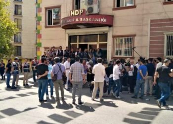 Polîsên dagirker ên Tirk bi darê zorê malbatan dişîne avahîya HDP’ê!