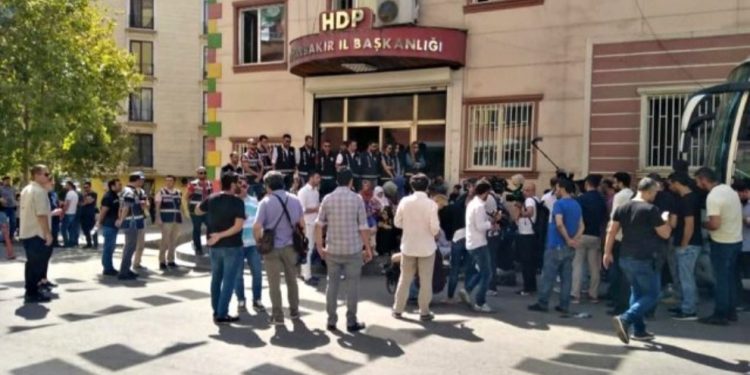 Polîsên dagirker ên Tirk bi darê zorê malbatan dişîne avahîya HDP’ê!