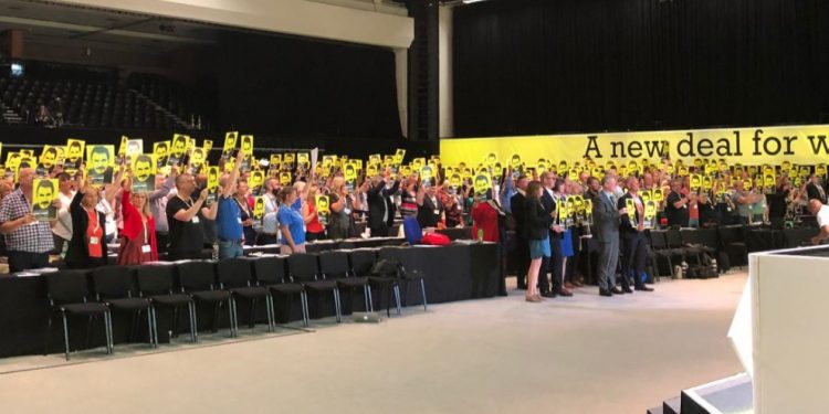 Sendîkayên Îngiliz daxwaza azadiya Rêberê Gelan Abdullah Ocalan kirin