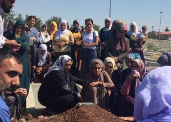 Cenazeyê Efe ku wesayîta zirxî ew qetilkiribû hate veşartin