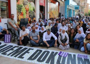 Dayikên Laçik Spî: Di wesayîta polîsan de êşkence li me kirin
