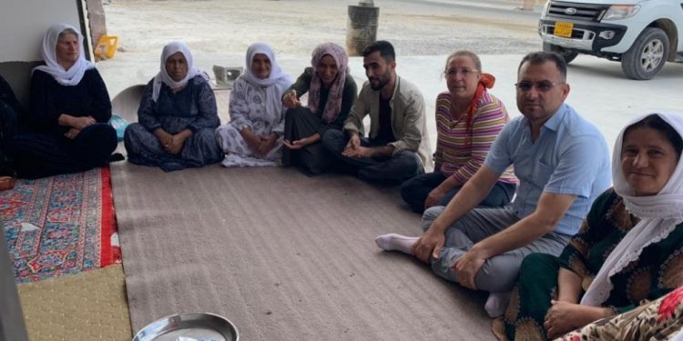 Nasir Yagiz û Herêm Mehmûd serdana çalakiya dayikên Mexmûrê kirin