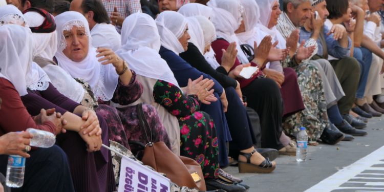Çalakiya dijî qeyûman li Amedê roja 33’an: ‘AKP hildiweşe, berxwedanê geştir bikin!’