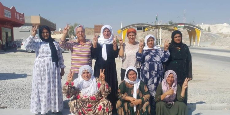 Berxwedana dayikên Mexmûrê ya dijî dorpêçê didome