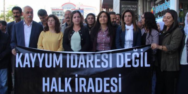 Gelê Wanê: ‘Em ê tu car stûyê xwe li ber darbe, derew û hîleyan xwar nekin’