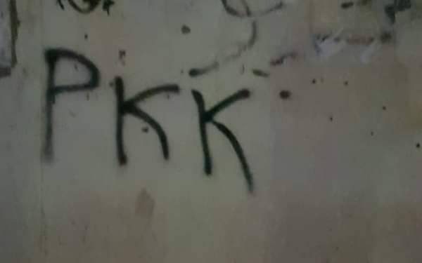 Ciwanên Şoreşger li Çemçemal li dijî dagirkeriyê sloganan nivîsandin