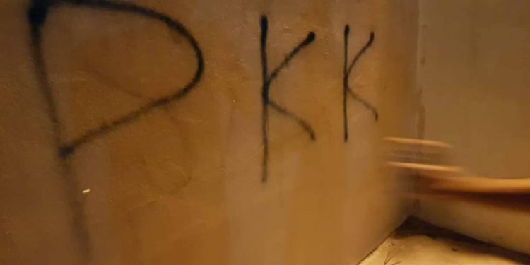 Ciwanên Şoreşger li Çemçemal li dijî dagirkeriyê sloganan nivîsandin