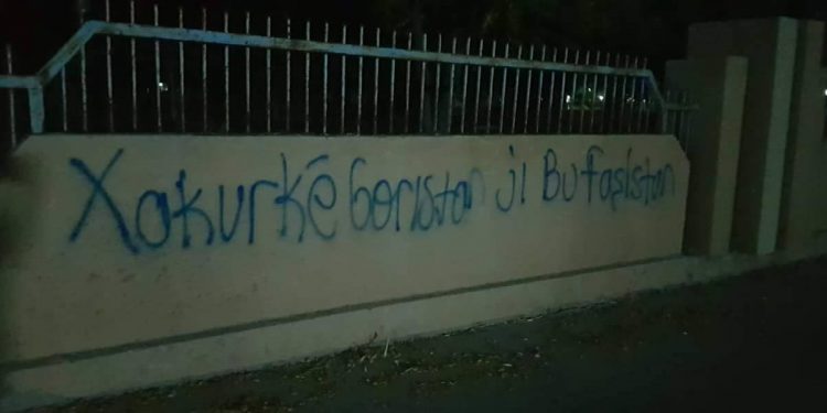 Ciwanên Şoreşger li Çemçemal li dijî dagirkeriyê sloganan nivîsandin