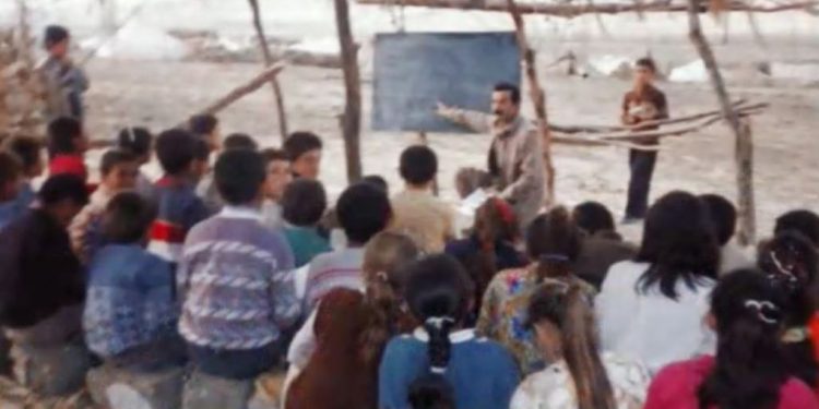 Xwendekarên Mexmûrê bê dibistan in!