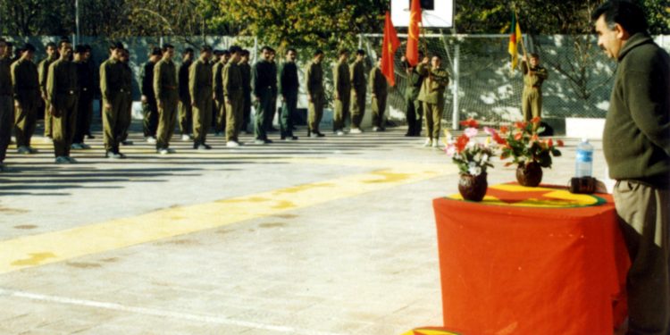 Ji Pênûsa Gerîla – Rojek bi Rêber Apo rê