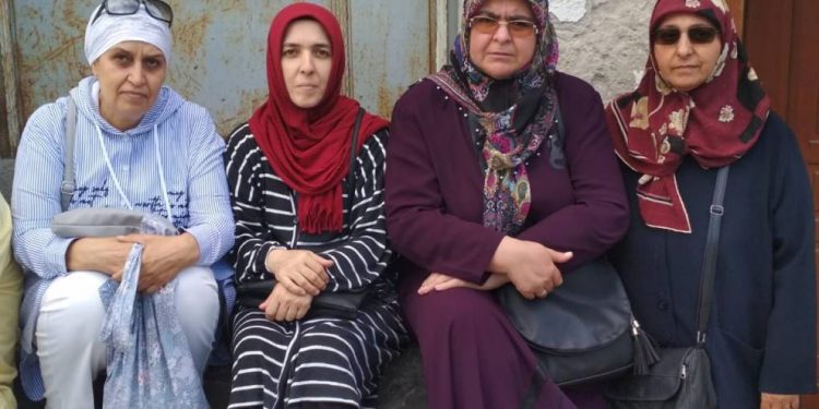 Malbatên xwendekarên girtî li ber avahiya AKP’ê dest bi çalakiya rûniştinê kirin