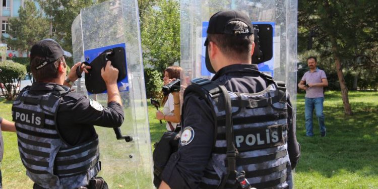 Binçav kirina li ber deriyê AKP dewam kir