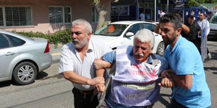 Binçav kirina li ber deriyê AKP dewam kir