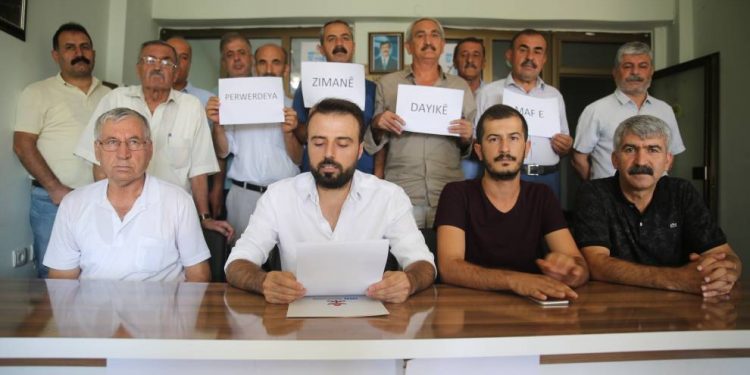 Polîtîkaya pişaftinê: Bi sed hezaran zarok ji dersa kurdî bêpar in