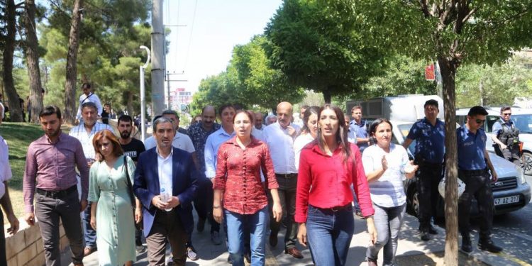 Berxwedana li dijî qeyûman li Mêrdinê di roja 15’an de didome