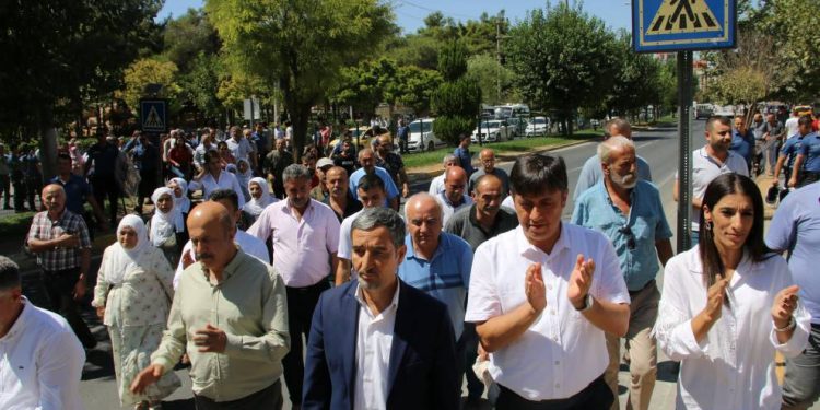 Li Mêrdînê berxwedana dijî qeyûman: ‘Em ê ji darbekar û cuntavanan re nehêlin’