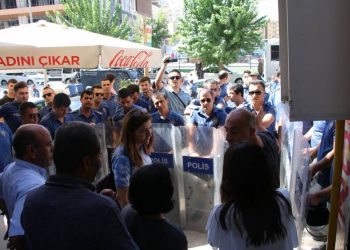 Polîsên dagirker li Mêrdînê Nobeta Demokrasiyê dorpêç kir