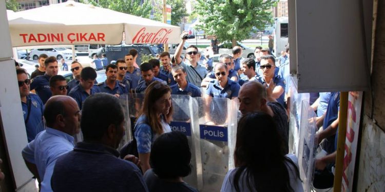 Polîsên dagirker li Mêrdînê Nobeta Demokrasiyê dorpêç kir