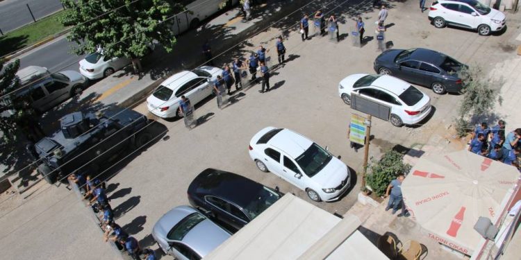 Polîsên dagirker li Mêrdînê Nobeta Demokrasiyê dorpêç kir