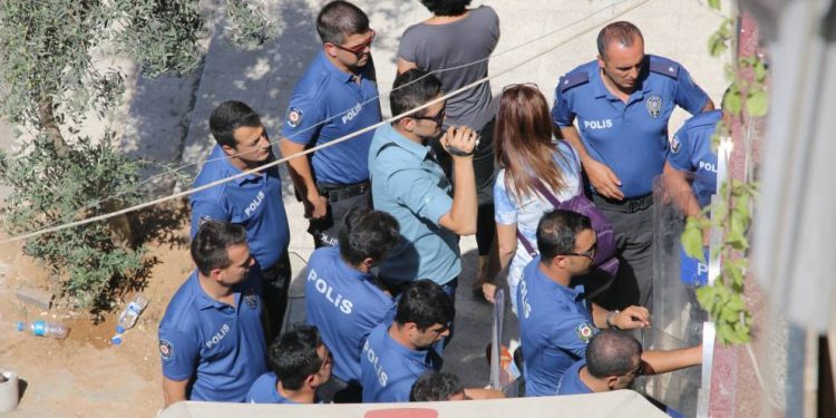 Polîsên dagirker li Mêrdînê Nobeta Demokrasiyê dorpêç kir