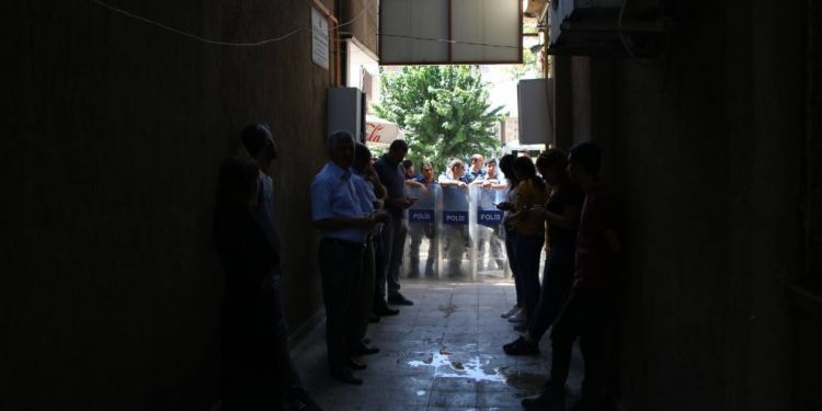 Polîsên dagirker li Mêrdînê Nobeta Demokrasiyê dorpêç kir