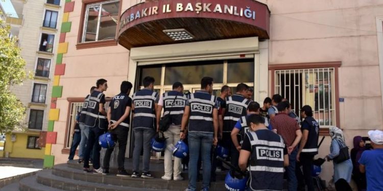 Polîsên dagirker li Cizîrê mal bi mal digre û hewl dide malbatan bişine pêş HDP’ê